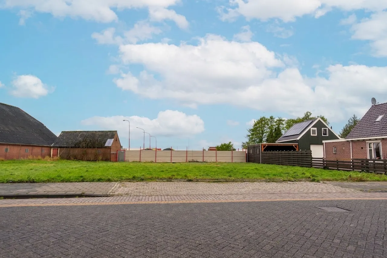 Verbeterde vastgoedfoto: strakblauwe lucht en fris groen gras