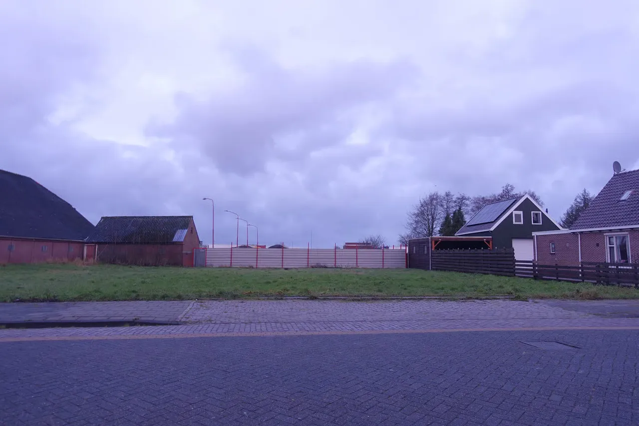 Originele vastgoedfoto met grijze lucht